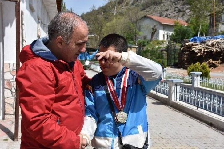 Dursunbey Down Sendromlular Takımı Türkiye Şampiyonu Oldu G1