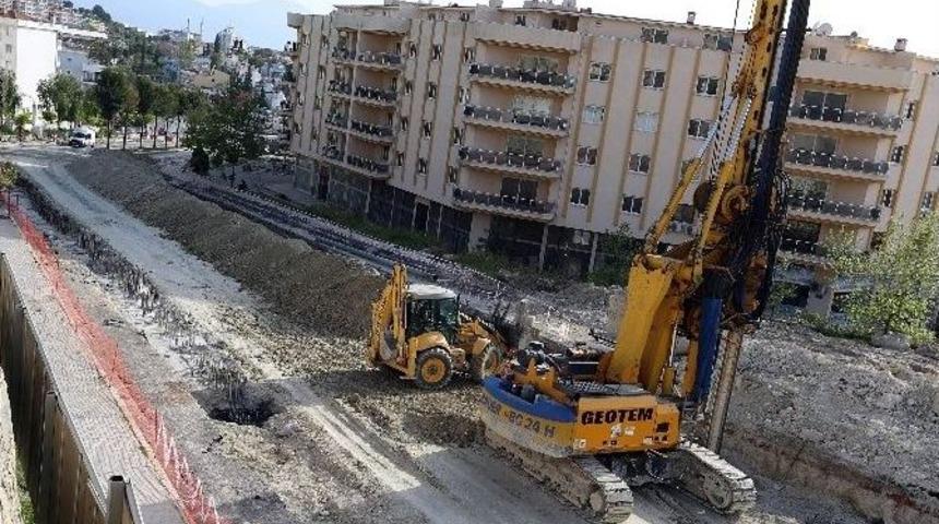 Kuşadası&rsquo;nda Trafik Sorunu K&ouml;pr&uuml;l&uuml; Kavşaklarla Asgariye İnecek