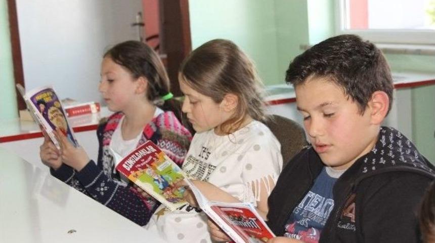 &Ouml;ğrencilere &rsquo;kitap Okuma Alışkanlığı&rsquo; Aşılanıyor