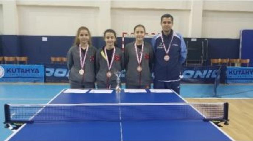 Yalova Bah&ccedil;eşehirli Bayan Raketler T&uuml;rkiye &Uuml;&ccedil;&uuml;nc&uuml;s&uuml; Oldu