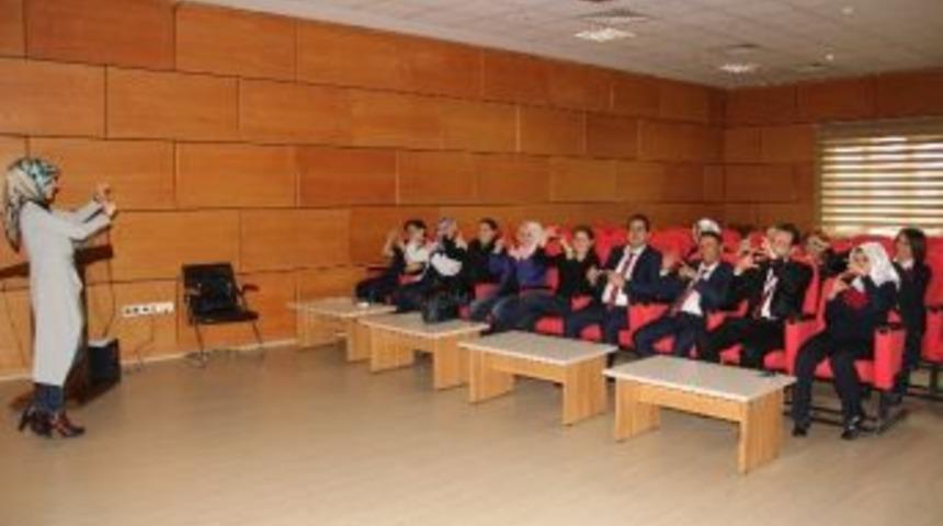 Hastanelerde G&ouml;rev Yapan Personellere İşaret Dili Eğitimi Verilmeye Başlandı
