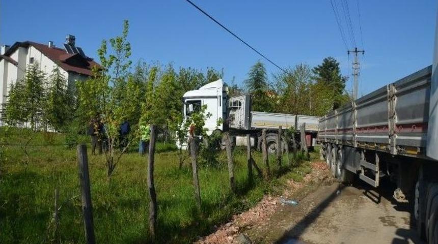 Tır Bah&ccedil;eye Girdi: 1 Yaralı