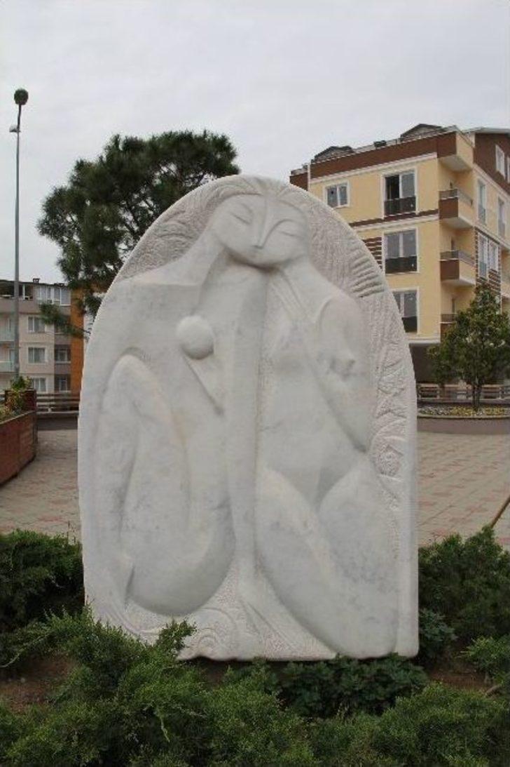 Bursa’da Müstehcen Adem İle Havva Heykeli Tartışması G1