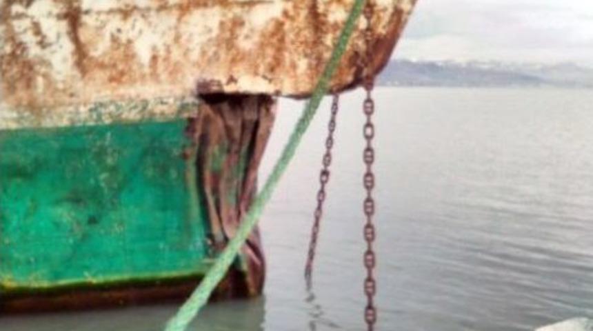 Van&lsquo;da Feribot Beton İskeleye &Ccedil;arptı