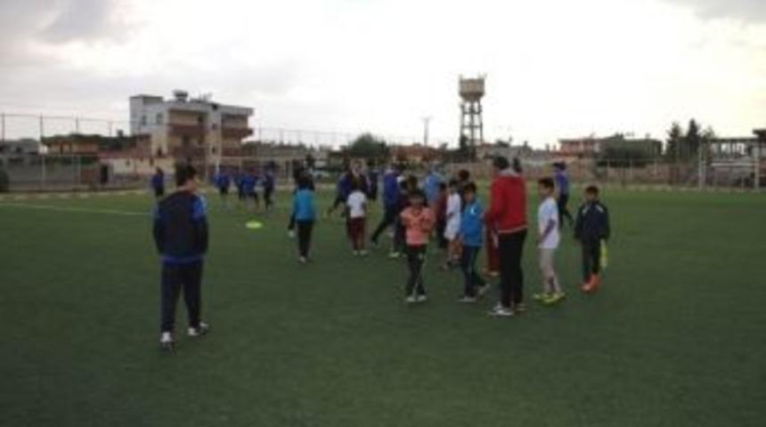 Kaymakam Ey&uuml;p Fırat Ak&ccedil;akalespor U13- U14 Takımını Ziyaret Etti