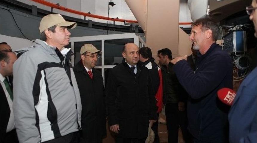Bakan Işık Ulusal G&ouml;zlemevini Ziyaret Etti