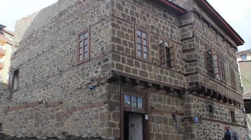 300 Yıllık Konakta Korku Filmi