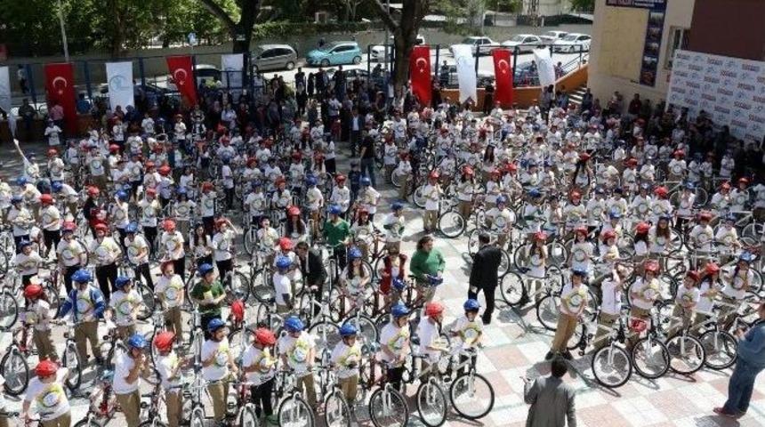 Merkezefendi Belediyesi &Ouml;ğrencilere Bisiklet Dağıtmaya Devam Ediyor