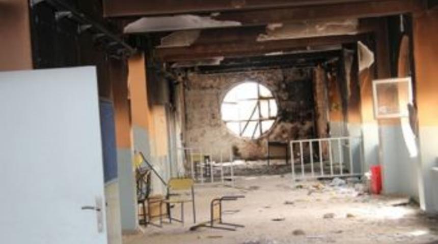 Teröristler Okul Ve Diyaliz Merkezini Ateşe Verdi