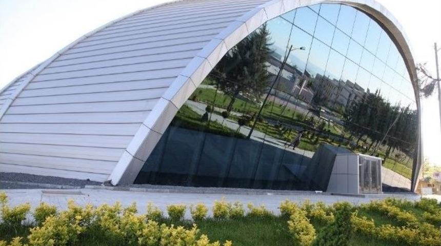 Yarı Olimpik Kapalı Y&uuml;zme Havuzu Hizmete Hazırlanıyor