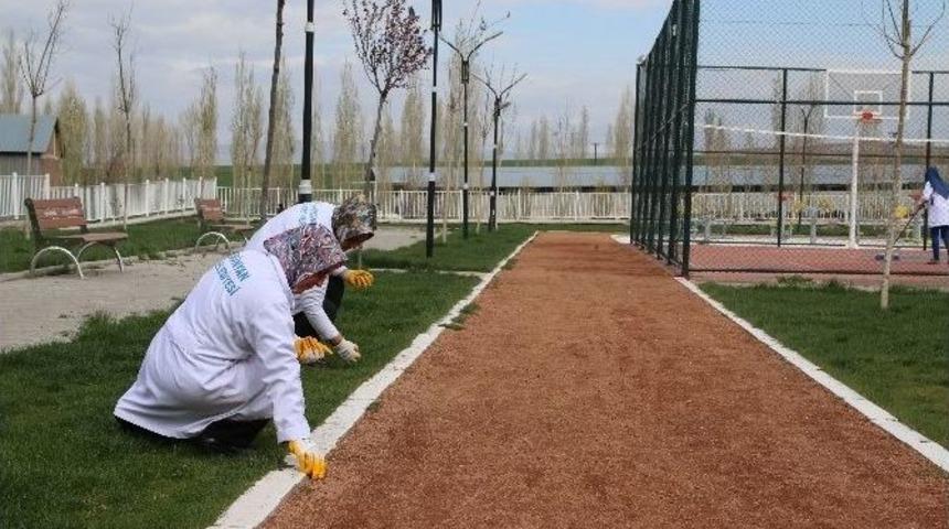B&uuml;nyan&rsquo;da Parklara Kadın Eli Değdi