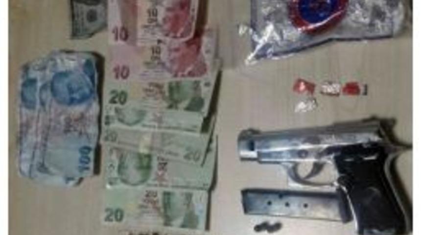Silah Ve Uyuşturucu Yol Kontrol&uuml;ne Takıldı