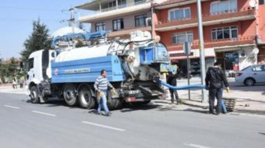 Su Ve Kanalizasyon Ekipleri Mazgalları Temizledi