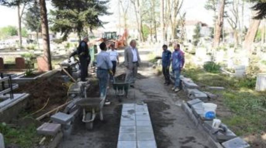 Yenersoy, Mezarlıklardaki &Ccedil;alışmaları İnceledi