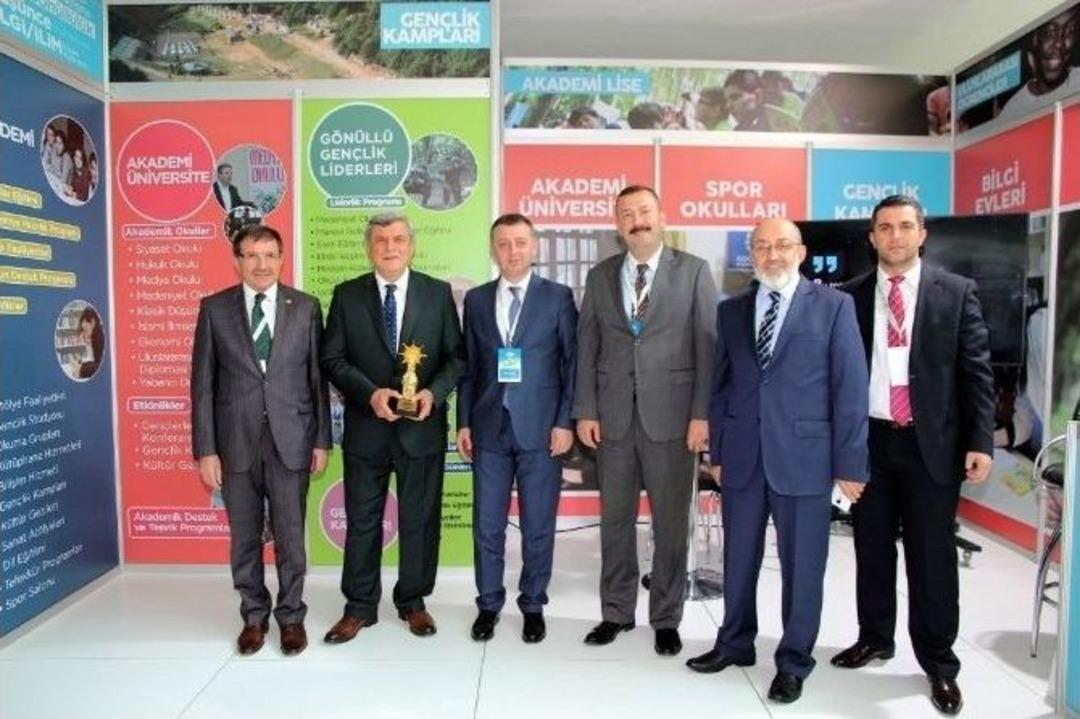 Başbakan Davutoğlu, B&uuml;y&uuml;kşehir&rsquo;in Ankara&rsquo;da A&ccedil;tığı Standa Konuk Oldu