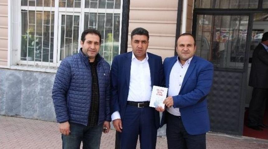 Vartolu M&uuml;d&uuml;r Şiir Kitabı &Ccedil;ıkarttı