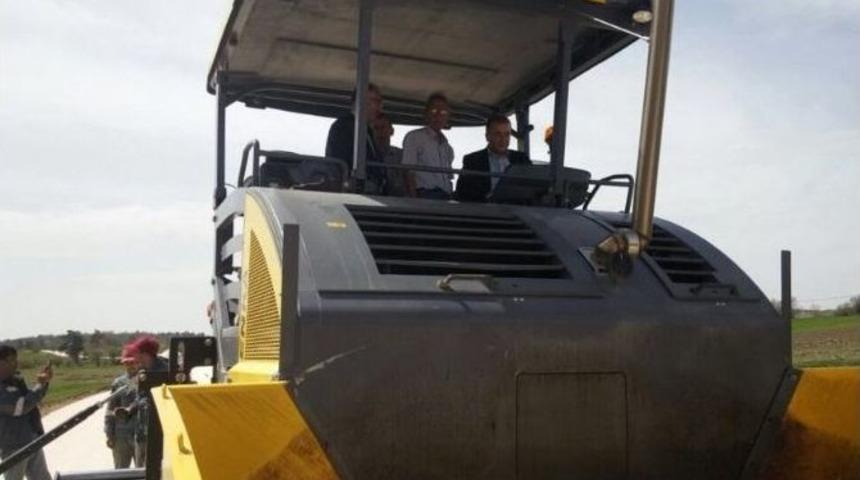 Kaymakam Hatipoğlu Sıcak Asfalt Yapılan K&ouml;y Yollarını İnceledi