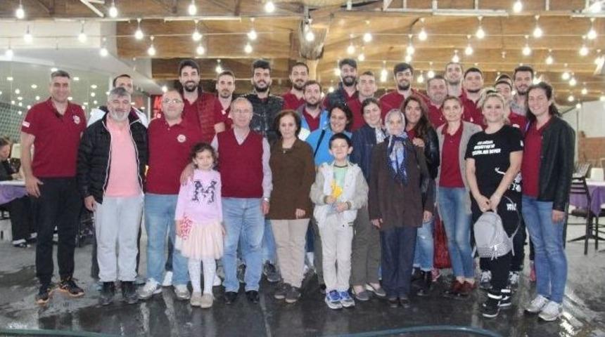 Efespor&rsquo;a Taraftarından &Ccedil;&ouml;p Şiş Dopingi