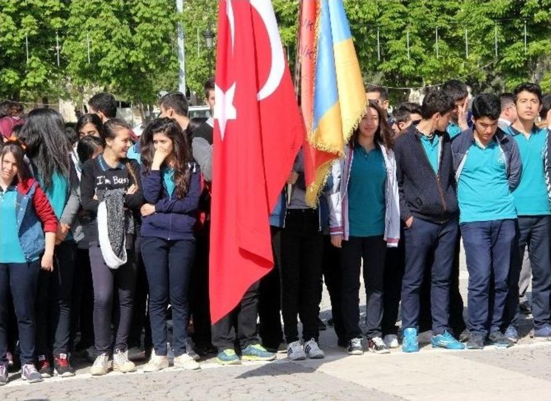Turizm Haftası Dolayısıyla Atat&uuml;rk Anıtına &Ccedil;elenk