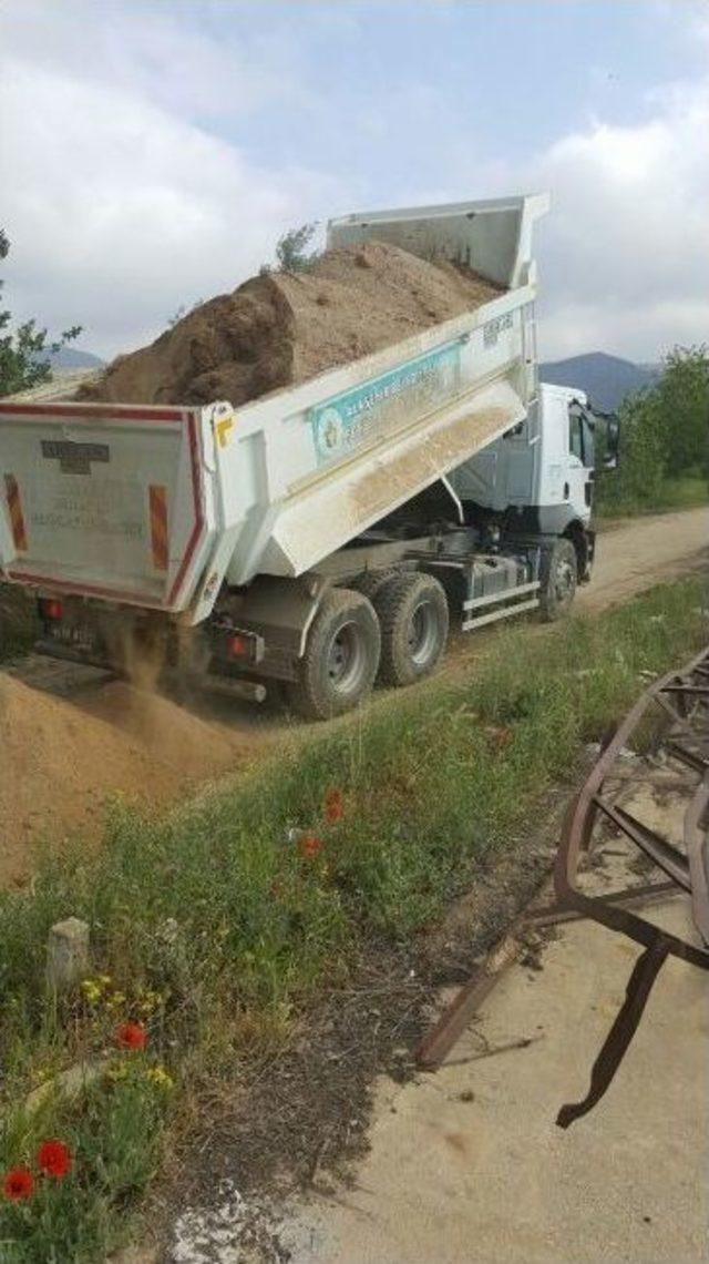 Alaşehir Belediyesi’nden Mezar Yollarına Tam Destek