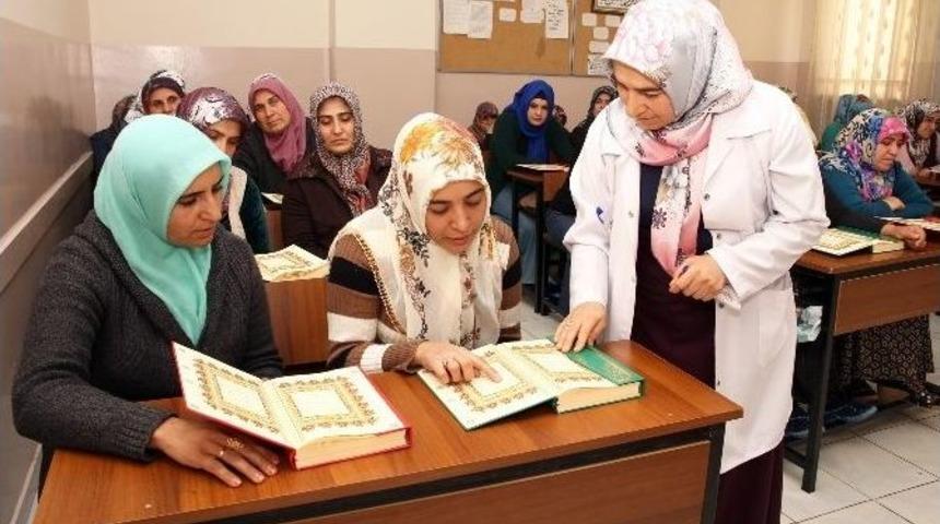 Şehitkamilli Hanımlara Kuran-ı Kerim Hediye Edildi