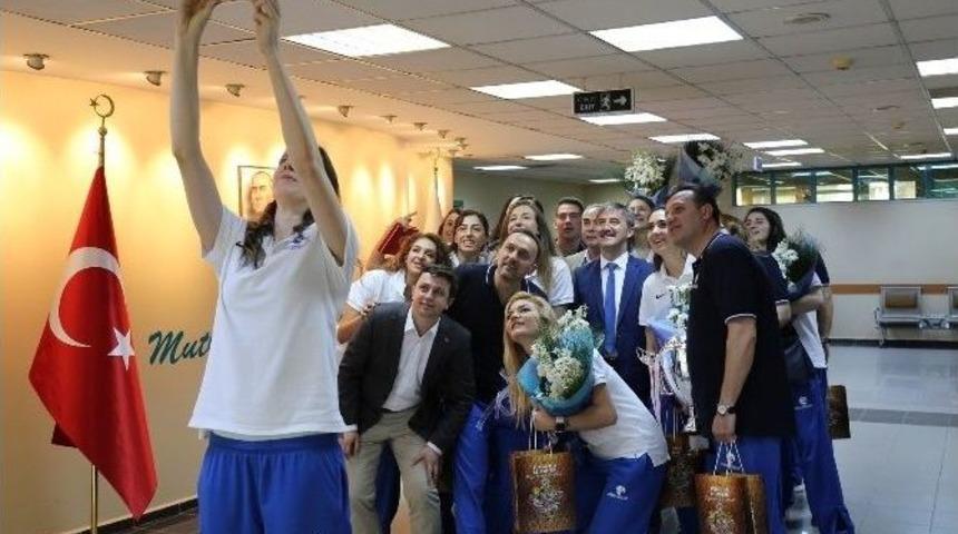 Filenin Kuğuları Şampiyonluk Sevincini Başkan Şirin İle Paylaştı