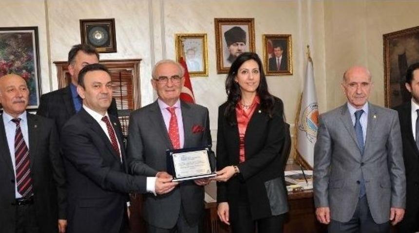 Başkan Yılmaz&rsquo;a 40.yıl Plaketi