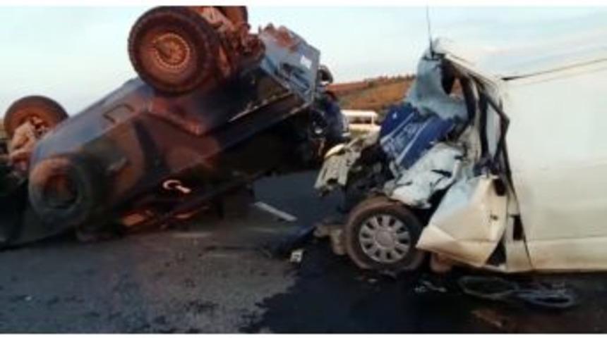 (&ouml;zel Haber) Hırsızların Minib&uuml;s&uuml; Askeri Araca &Ccedil;arptı: 1 &Ouml;l&uuml;, 1 Yaralı