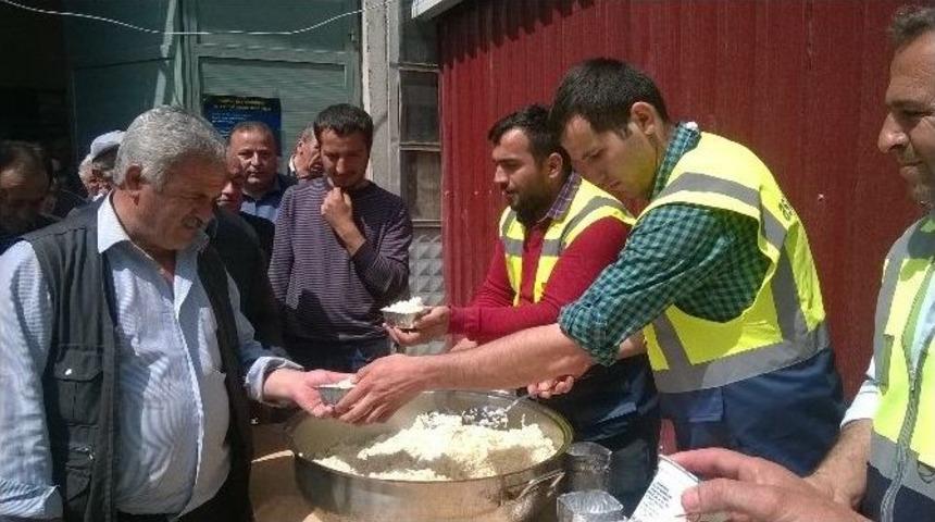 Han&ouml;n&uuml;&rsquo;de 300 Kişiye Pilav Ve Ayran İkram Edildi