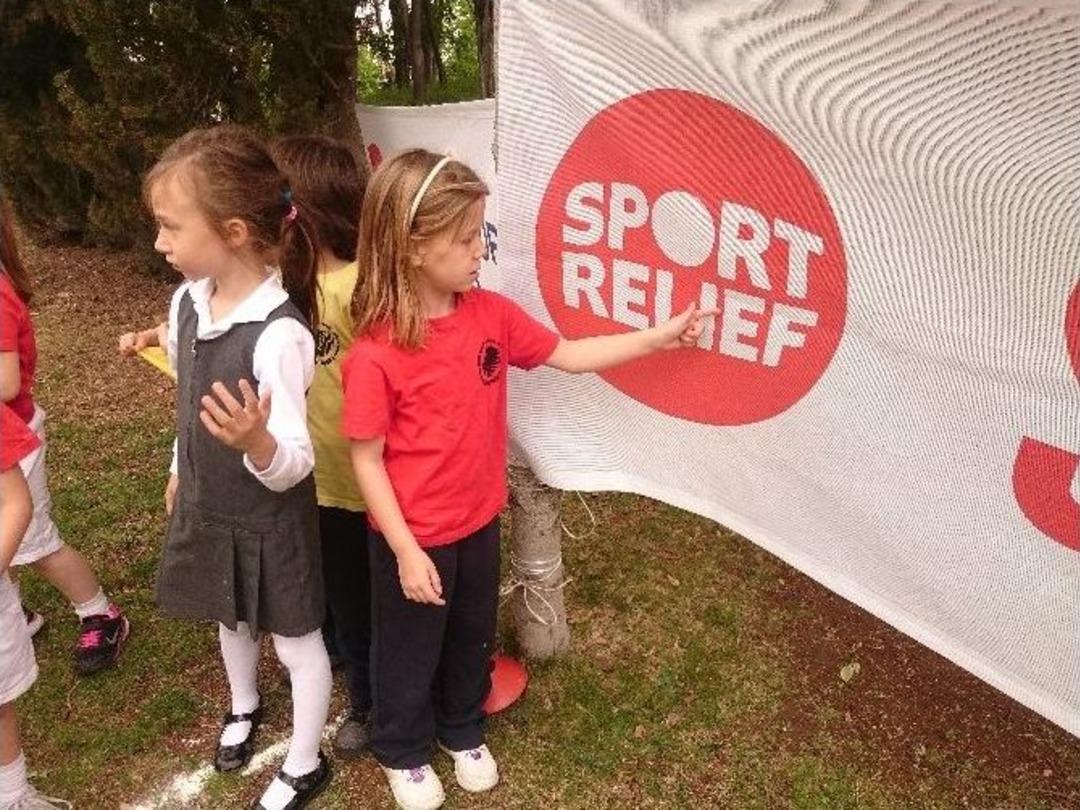 Minik &Ccedil;ocuklar Sığınmacılar İ&ccedil;in Koştu