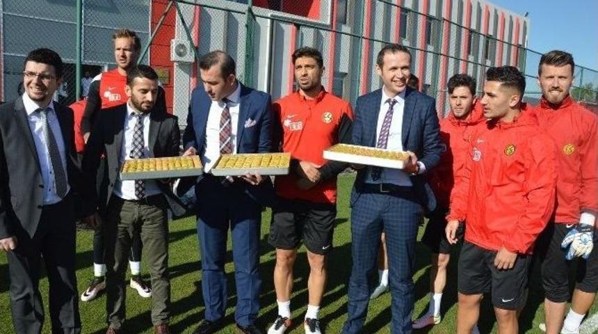 &Ouml;zel &Uuml;mit&rsquo;ten Eskişehirspor&rsquo;a Destek Ziyareti