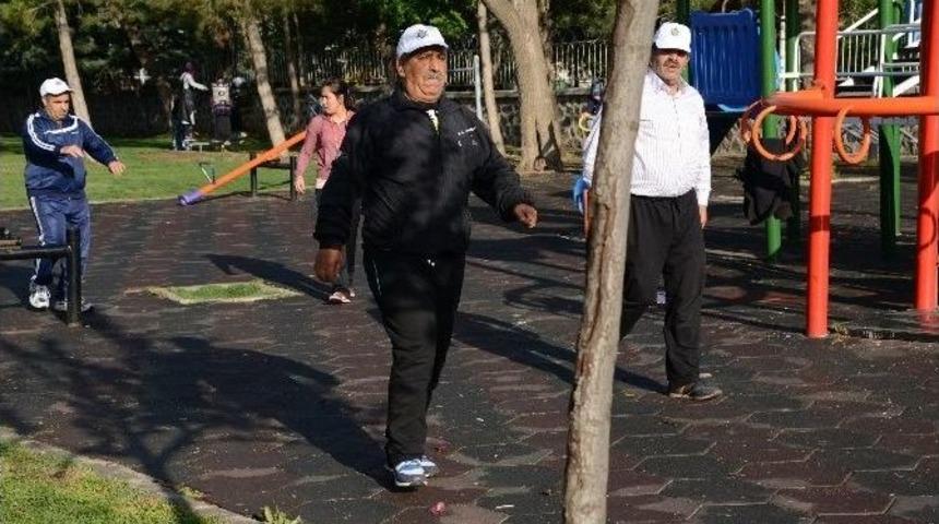 Parklarda Sabah Sporu Başladı