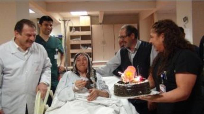 İlk Doğum G&uuml;n&uuml;n&uuml; Hastanede Kutladı
