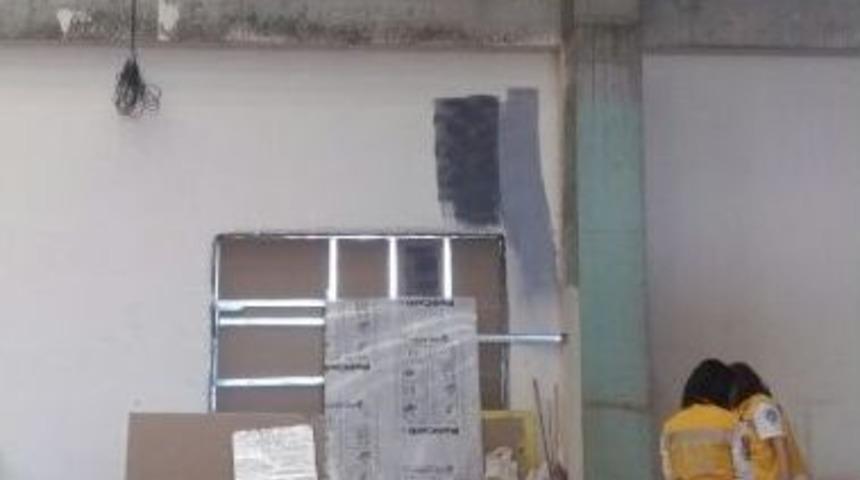 İnşaattan D&uuml;şen 2 İş&ccedil;iden Biri &Ouml;ld&uuml;