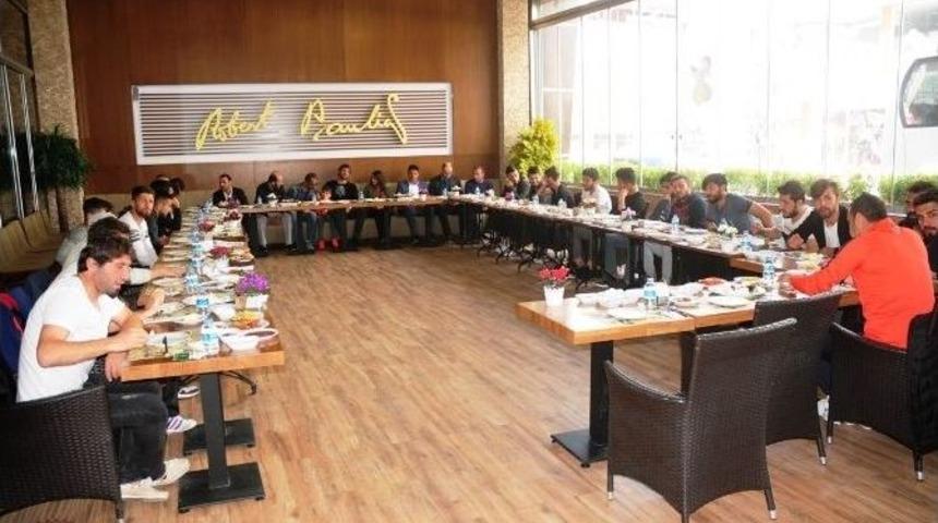 B&uuml;y&uuml;kşehir Belediye Vanspor&rsquo;a Moral Kahvaltısı