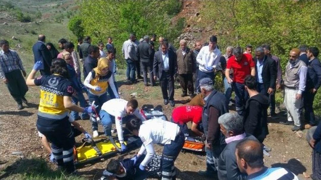 Otomobil Dereye U&ccedil;tu: 1 &Ouml;l&uuml;, 3 Ağır Yaralı