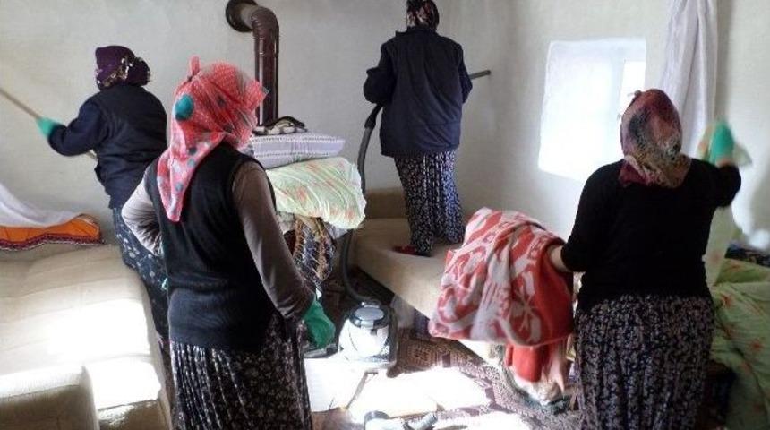 Seyitgazi Belediyesi&rsquo;nden Evlere Bahar Temizliği