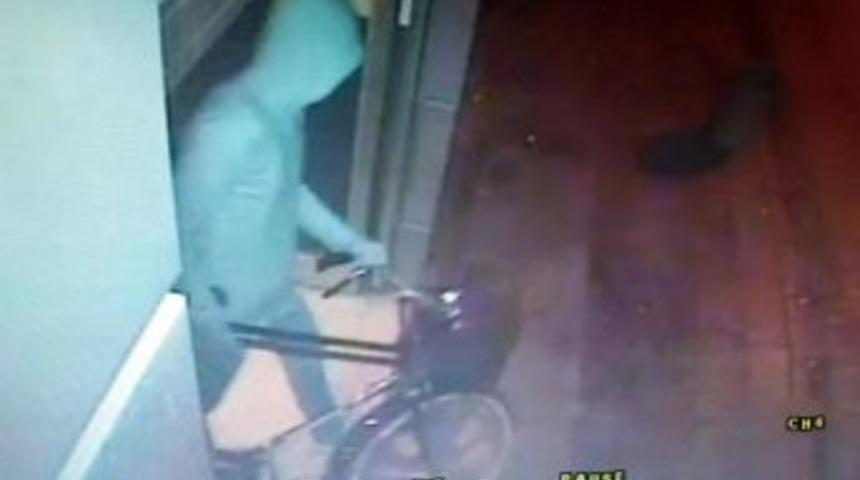 Kapüşonlu Bisiklet Hırsızı Kameraya Yakalandı