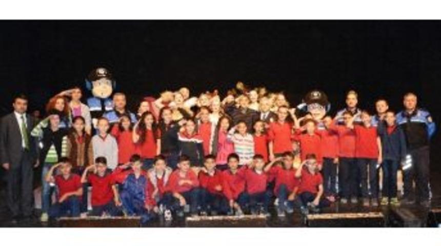 Bartınlı &Ouml;ğrenciler Tiyatro İzledi