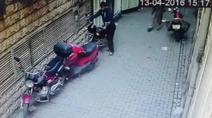 Motosiklet &Ccedil;alan Hırsızın Rahatlığı Şaşırttı