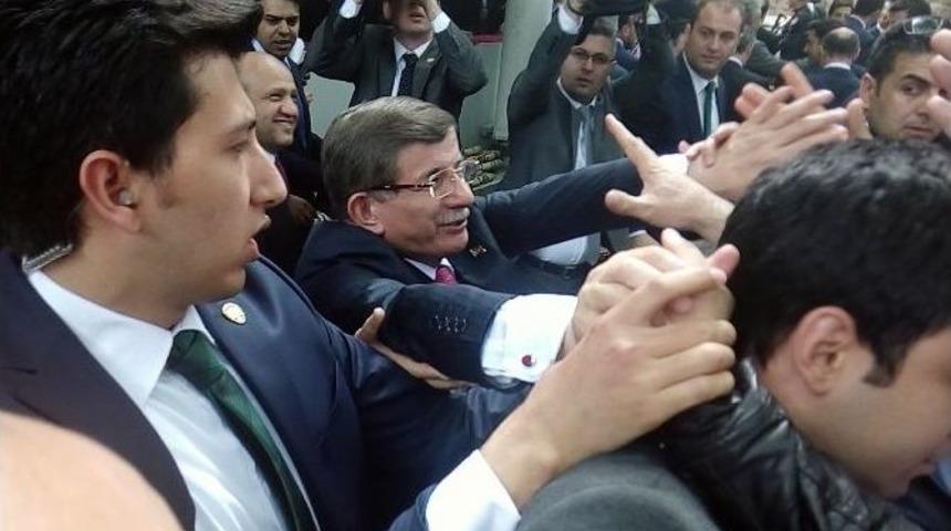 Başbakan Davutoğlu&rsquo;na Cuma Namazında Yoğun İlgi