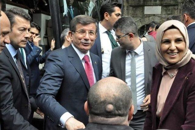 Başbakan Davutoğlu’na Cuma Namazında Yoğun İlgi