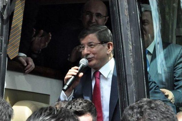 Başbakan Davutoğlu’na Cuma Namazında Yoğun İlgi