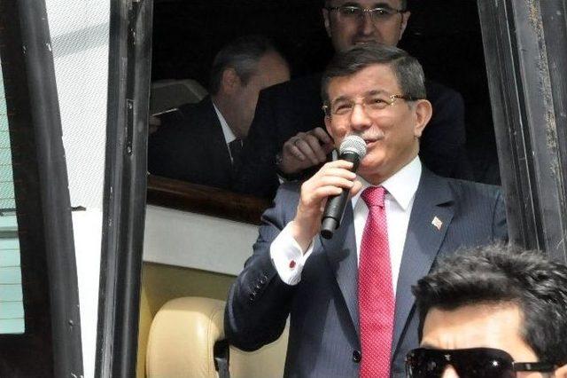 Başbakan Davutoğlu’na Cuma Namazında Yoğun İlgi