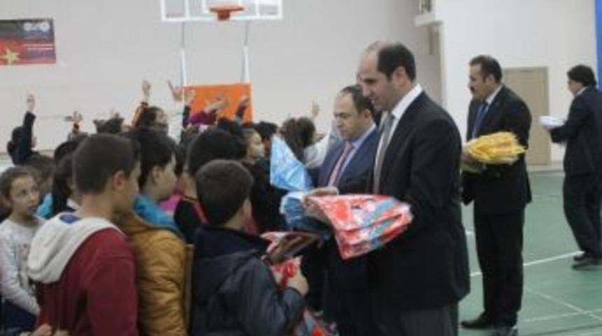 Karaman&rsquo;da &Ouml;ğrencilere Spor Malzemesi Dağıtıldı