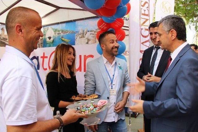 Vali Bektaş’ın Turizm İşletme Stantlarına Ziyaret