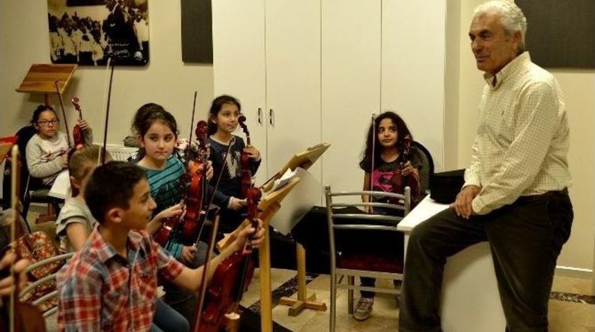 Tepebaşı Belediyesi "iki Elin Sesi Var" &Ccedil;ocuk Senfoni Orkestrası&rsquo;na &Ouml;vg&uuml;ler