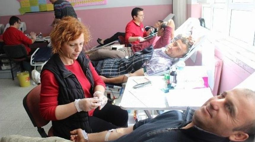 Kan Vermek İ&ccedil;in Sıraya Girdiler