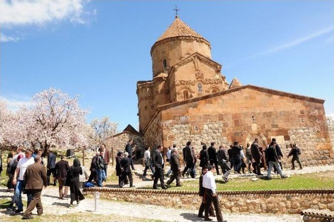 İranlılardan Akdamar Adası&rsquo;na &Ccedil;ıkarma