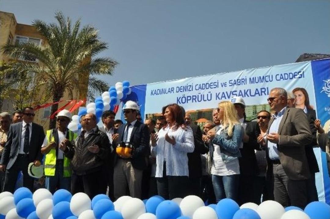 Kuşadası Kadınlar Denizi&rsquo;ne K&ouml;pr&uuml;l&uuml; Kavşak